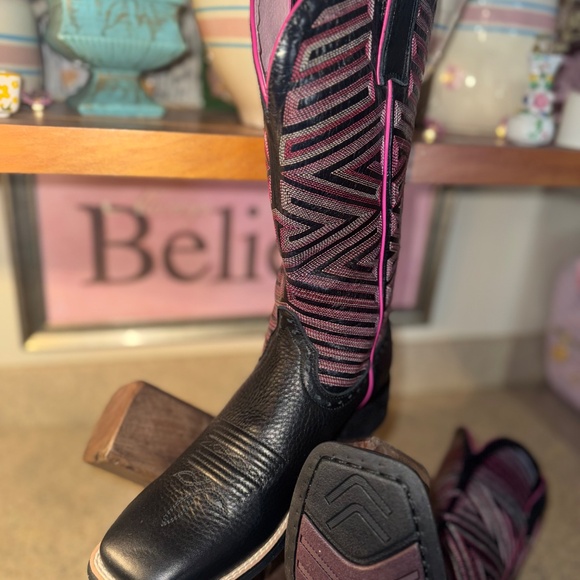 Ariat Black Cowgirl Boots. Size 8 Excellent condition! - Picture 4 of 10